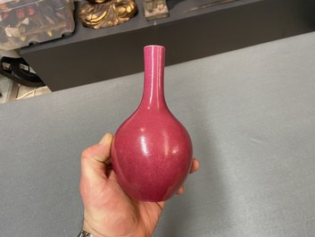Un vase de forme bouteille en porcelaine de Chine rouge de rubis monochrome, Qing