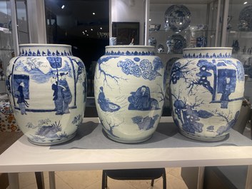 Drie grote Chinese blauw-witte vazen met figuren in een landschap, Transitie periode