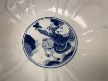 Deux bols en porcelaine de Chine en bleu et blanc, Kangxi et Wanli