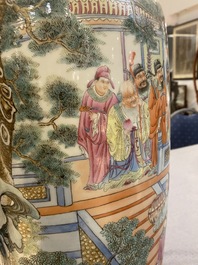 Un vase en porcelaine de Chine famille rose, marque de Qianlong, R&eacute;publique