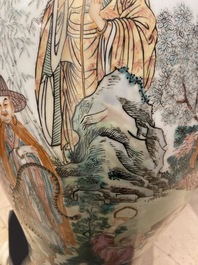 Un grand vase en porcelaine de Chine famille rose &agrave; d&eacute;cor d'immortels, R&eacute;publique