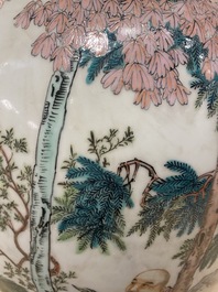 Un grand vase en porcelaine de Chine famille rose &agrave; d&eacute;cor d'immortels, R&eacute;publique