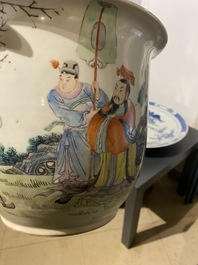 Trois vases et une jardini&egrave;re en porcelaine de Chine famille rose, 19&egrave;me