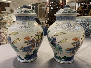 Une paire de pots couverts en porcelaine de Chine wucai, 19/20&egrave;me