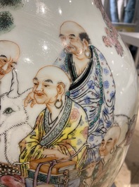 Un grand vase en porcelaine de Chine famille rose &agrave; d&eacute;cor d'immortels, R&eacute;publique