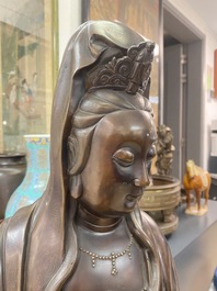 Une figure de Guanyin en bronze incrust&eacute; d'argent, marque Yutang Shi Sou, Qing