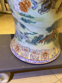 Un grand vase en porcelaine de Chine famille rose &agrave; d&eacute;cor d'immortels, R&eacute;publique