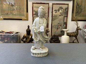 Une figure de Guanyin en porcelaine blanc de Chine de Dehua, Kangxi/Qianlong