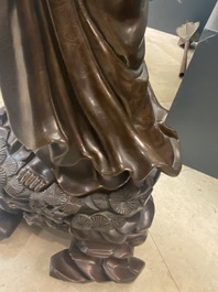 Een uitzonderlijk grote Chinese met zilver ingelegde bronzen figuur van Guanyin, Yutang Shi Sou merk, Qing