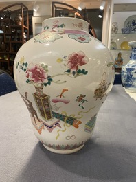 Un vase en porcelaine de Chine famille rose &agrave; d&eacute;cor d'antiquit&eacute;s, Qianlong