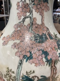 Un grand vase en porcelaine de Chine famille rose &agrave; d&eacute;cor d'immortels, R&eacute;publique