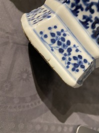 Een paar Chinese blauw-witte vazen en een celadon vaas, 19e eeuw