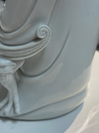 Een Chinese Dehua blanc de Chine figuur van Guanyin, Boji Yuren merk, 18/19e eeuw