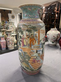 Un vase en porcelaine de Chine famille rose, marque de Qianlong, R&eacute;publique