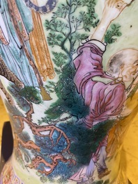 Un grand vase en porcelaine de Chine famille rose &agrave; d&eacute;cor d'immortels, R&eacute;publique