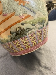 Un vase en porcelaine de Chine famille rose, marque de Qianlong, R&eacute;publique