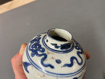 Un petit vase en porcelaine de Chine en bleu et blanc &agrave; d&eacute;cor de carpes, Wanli