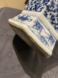 Een paar Chinese blauw-witte vazen en een celadon vaas, 19e eeuw