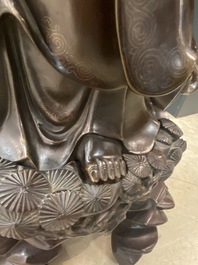 Une figure de Guanyin en bronze incrust&eacute; d'argent, marque Yutang Shi Sou, Qing