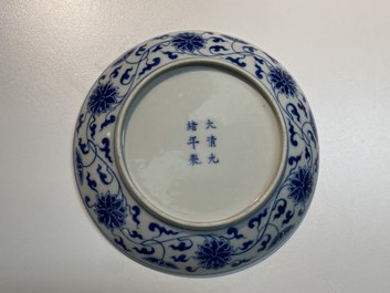 Une assiette en porcelaine de Chine en bleu et blanc &agrave; d&eacute;cor de rinceaux de lotus, marque et &eacute;poque de Guangxu