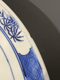 Un vase de forme 'yenyen' en porcelaine de Chine famille verte et un grand plat en bleu et blanc, 19&egrave;me