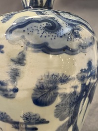 Un vase de forme 'meiping' en porcelaine de Chine en bleu et blanc, Wanli