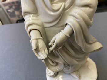 Une figure de Guanyin en porcelaine blanc de Chine de Dehua, Kangxi/Qianlong