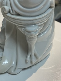 Een Chinese Dehua blanc de Chine figuur van Guanyin, Boji Yuren merk, 18/19e eeuw