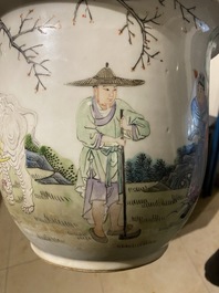 Trois vases et une jardini&egrave;re en porcelaine de Chine famille rose, 19&egrave;me