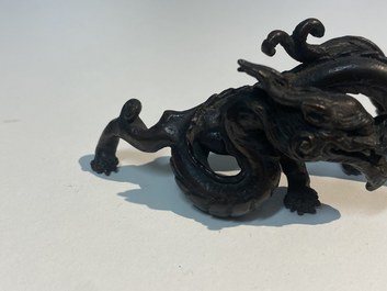 Een zeldzame Chinese bronzen penselenhouder met draken, Yuan/Ming