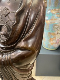 Une figure de Guanyin en bronze incrust&eacute; d'argent, marque Yutang Shi Sou, Qing