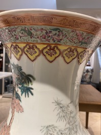 Un grand vase en porcelaine de Chine famille rose &agrave; d&eacute;cor d'immortels, R&eacute;publique