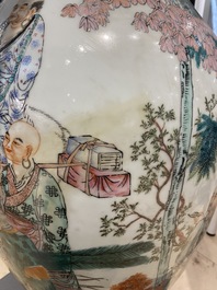 Un grand vase en porcelaine de Chine famille rose &agrave; d&eacute;cor d'immortels, R&eacute;publique