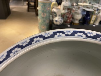 Een Chinese blauw-witte viskom, 19e eeuw