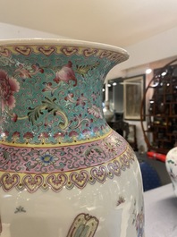 Un vase en porcelaine de Chine famille rose, marque de Qianlong, R&eacute;publique