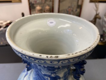 Un vase en porcelaine de Chine en bleu et blanc &agrave; d&eacute;cor de guerriers, 19&egrave;me