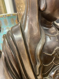 Une figure de Guanyin en bronze incrust&eacute; d'argent, marque Yutang Shi Sou, Qing