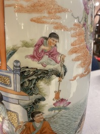 Un vase en porcelaine de Chine famille rose, marque de Qianlong, R&eacute;publique