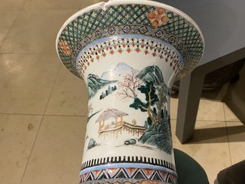 Un vase de forme 'yenyen' en porcelaine de Chine famille verte et un grand plat en bleu et blanc, 19&egrave;me