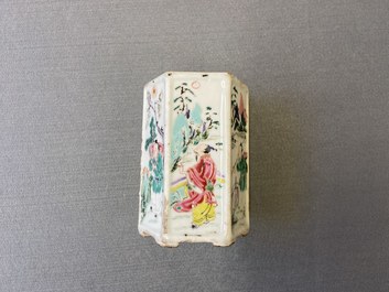 Un pot &agrave; pinceaux de forme hexagonale en porcelaine de Chine famille rose, Yongzheng