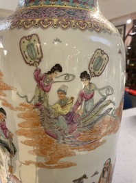 Un vase en porcelaine de Chine famille rose, marque de Qianlong, R&eacute;publique