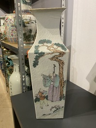 Un vase de forme carr&eacute;e en porcelaine de Chine qianjiang cai et une paire en porcelaine de Samson, 19&egrave;me