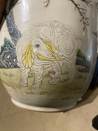 Trois vases et une jardini&egrave;re en porcelaine de Chine famille rose, 19&egrave;me