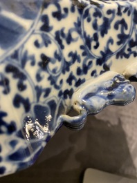 Une paire de vases en porcelaine de Chine en bleu et blanc et un &agrave; fond c&eacute;ladon, 19&egrave;me