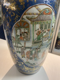 Un vase en porcelaine de Chine famille verte &agrave; fond bleu poudr&eacute; et un vase en famille rose, 19&egrave;me