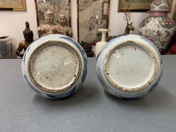 Une paire de kendis en porcelaine de Chine en bleu et blanc, Wanli