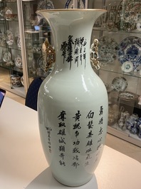 Un vase en porcelaine de Chine famille verte &agrave; fond bleu poudr&eacute; et un vase en famille rose, 19&egrave;me