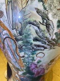 Un grand vase en porcelaine de Chine famille rose &agrave; d&eacute;cor d'immortels, R&eacute;publique