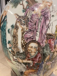 Un grand vase en porcelaine de Chine famille rose &agrave; d&eacute;cor d'immortels, R&eacute;publique