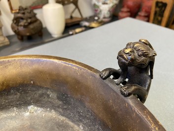 Een grote Chinese bronzen driepotige wierookbrander met chilong-handgrepen, Xuande merk, 18/19e eeuw